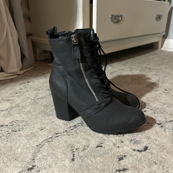 Black zip up boots with heel🖤 - Picture 1 of 5